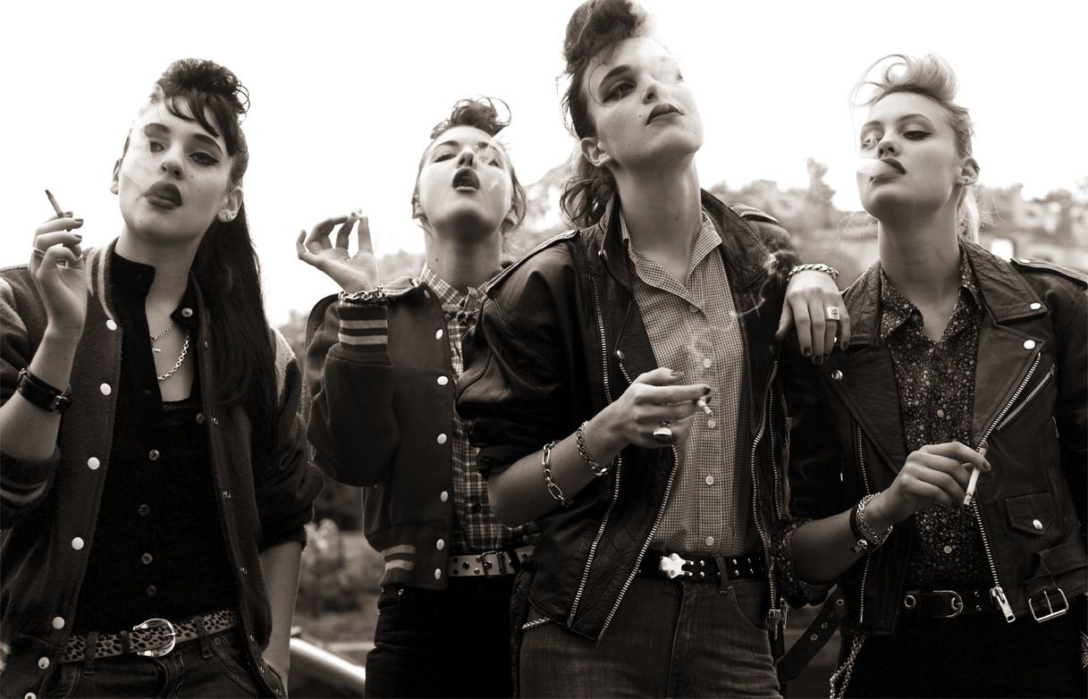 1217x782, 133 Kb / панки, неформалы, косуха, сигареты, ч/б