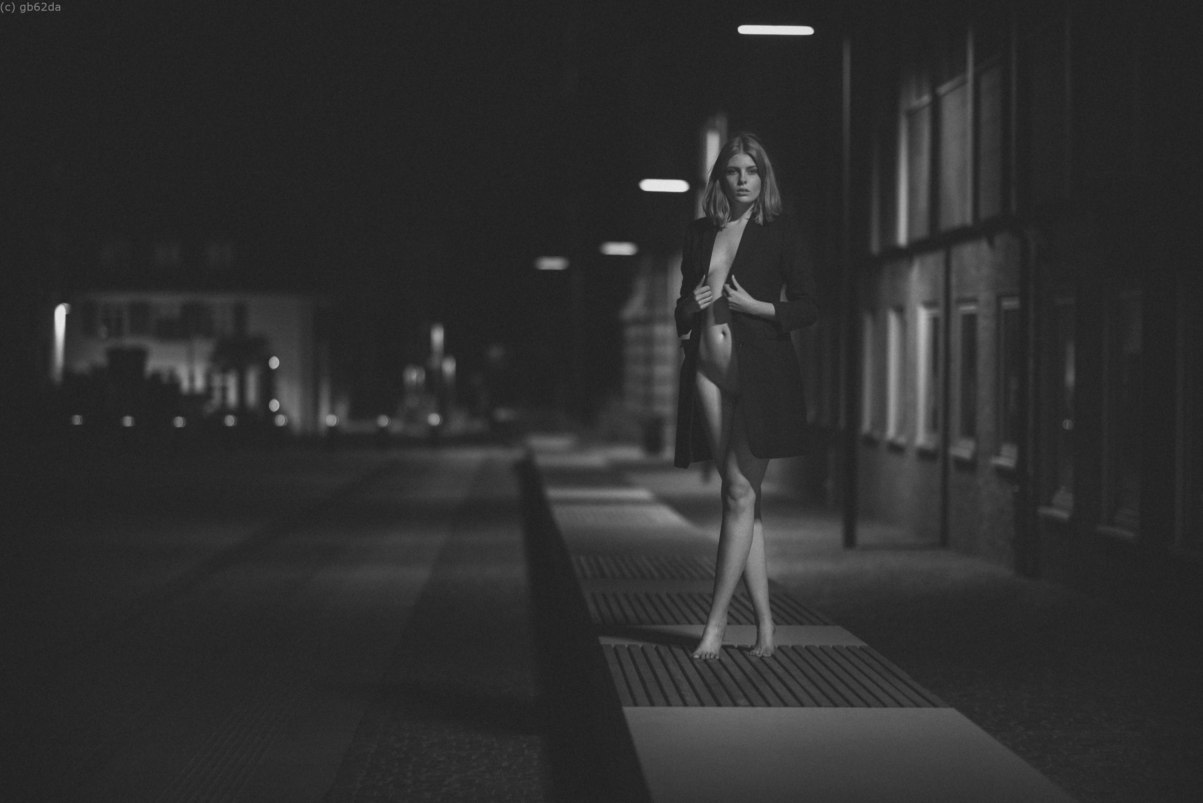 2400x1602, 611 Kb / улица, лавочки, пальто, пиджак, ч/б, gb62da