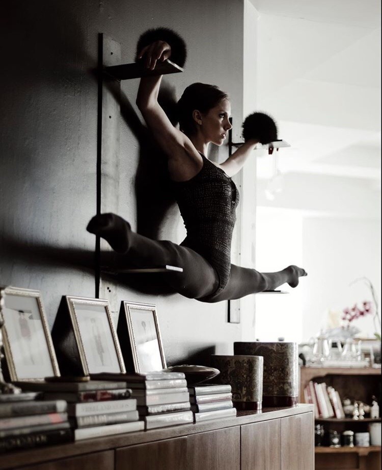 750x924, 121 Kb / шпагат, полка, картины, колготки, купальник