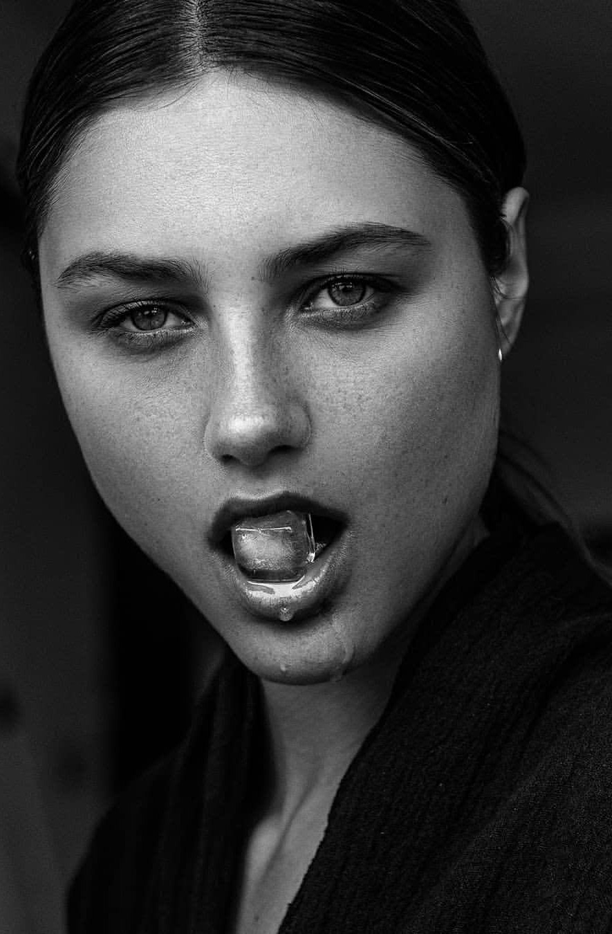 885x1350, 199 Kb / девка, кубик, лёд, портрет, ч/б, взгляд