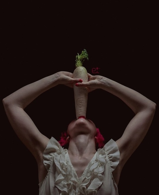 540x662, 36 Kb / девка, дайкон, голодная