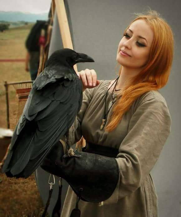 581x695, 35 Kb / девка, рыжая, ворон, птица