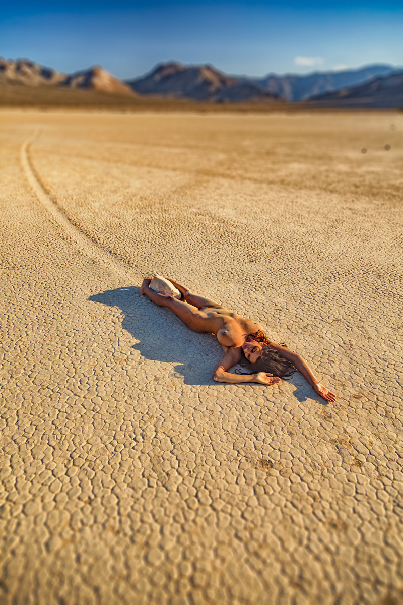 800x1200, 402 Kb / камень, пустыня, лежит, долина смерти, ползущий камень