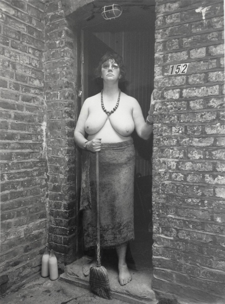 726x979, 183 Kb / дама, дверь, метла, молоко, ч/б