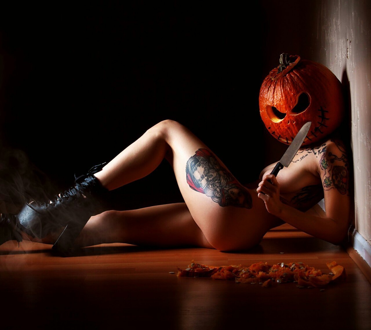 1280x1138, 139 Kb / тыква, нож, ботинки, тату, хэллоуин