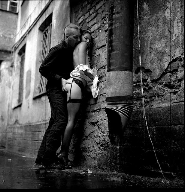 616x642, 95 Kb / чулки, ч/б, труба, водосток, кирпичи, секс, панк