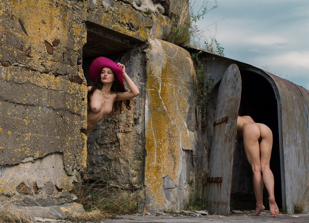 1024x742, 254 Kb / дверь, шляпа, голая, брюнетка, попа