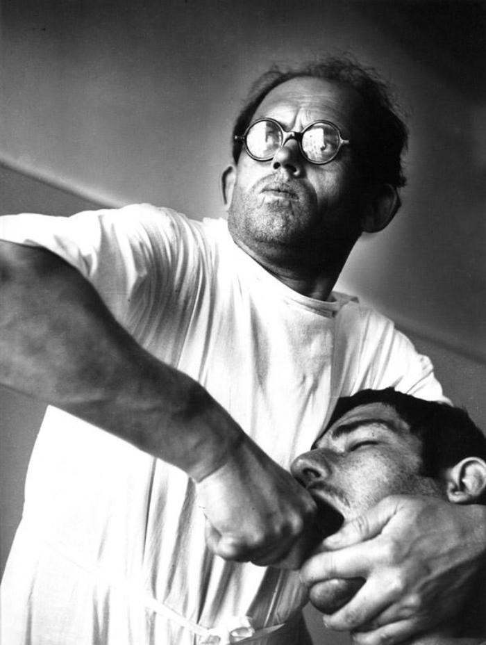 700x928, 72 Kb / пациент, стоматолог, дантист, очки, ч/б