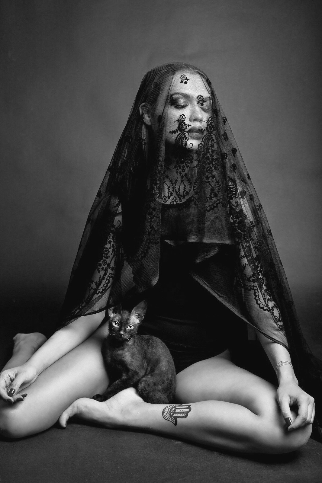 1066x1600, 316 Kb / девка, кошка, вуаль, тату, ч/б