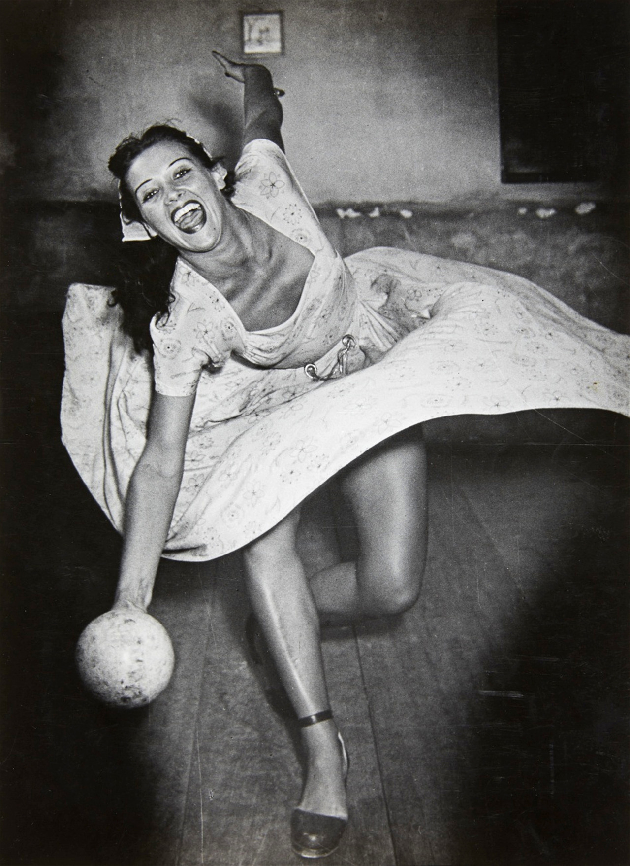 1280x1757, 489 Kb / девка, платье, шар, мяч, ч/б, бросок