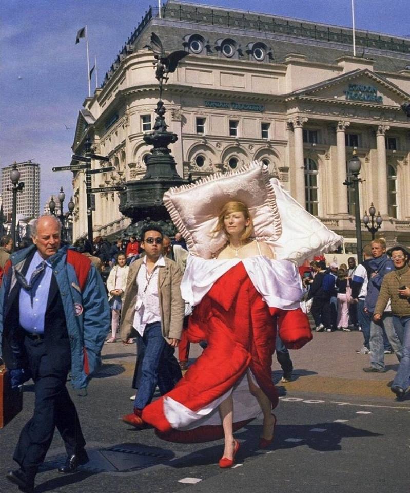 799x960, 126 Kb / подушка, постель, одеяло, Тильда Свинтон, Tilda Swinton, журнал Harper’s Bazaar, Jason Schmidt