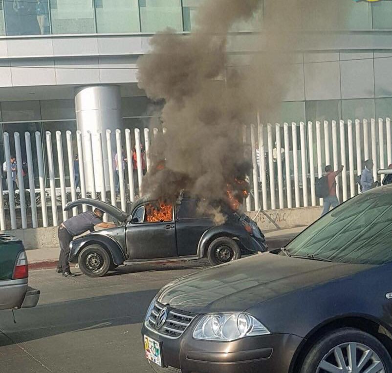 802x764, 105 Kb / машина, автомобиль, vw, жук, фольксваген, горит, огонь