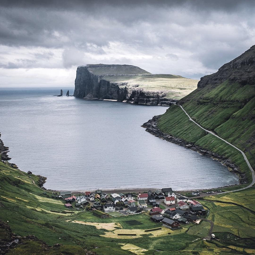 1080x1080, 191 Kb / обрыв, море, дорога, поля, поселок, Чёднувуйк, Тьёрнувик,Тьёрнувиг