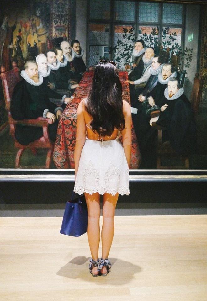 660x960, 76 Kb / девка, сумка, картина, мужики, взгляд, жабо