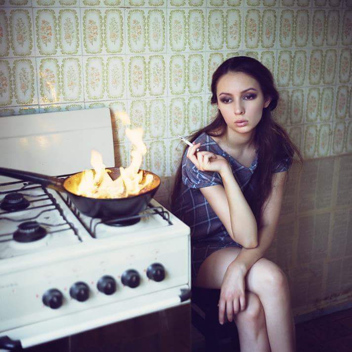713x713, 54 Kb / девка, плитка, курит, сковорода, горит