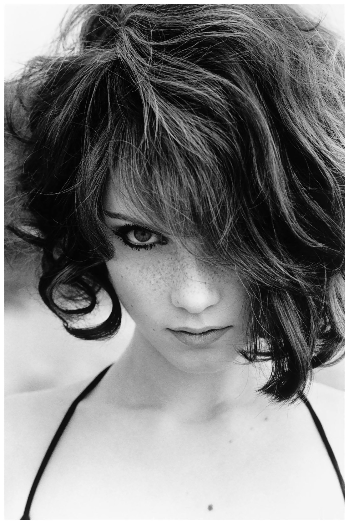 1116x1675, 442 Kb / ч/б, взгляд, веснушки