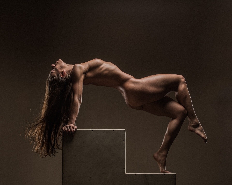 960x768, 132 Kb / рельеф, спорт, фитнеса, мускулатура, тумба, пьедестал, поза, шатенка, тень