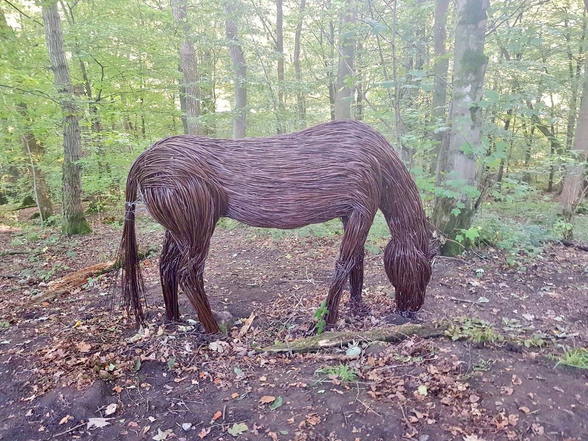 1200x900, 424 Kb / лошадь, скульптура, лоза, лес