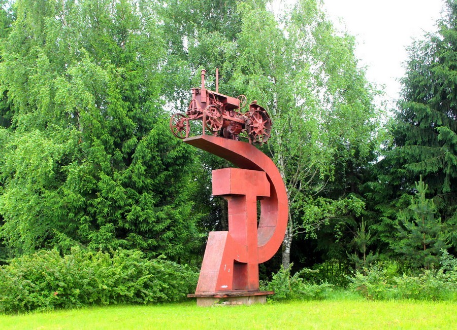 900x651, 286 Kb / трактор, серп, молот