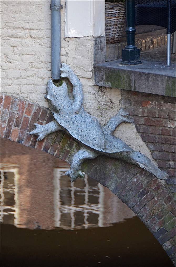 670x1012, 103 Kb / труба, рептилия, мост, скульптура, водосток