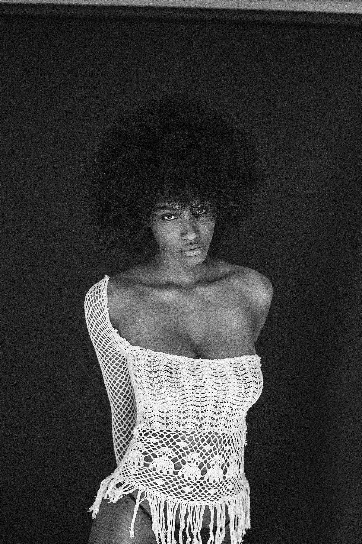 1200x1800, 620 Kb / негритянка, вязаное, кучерявая, ч/б, взгляд