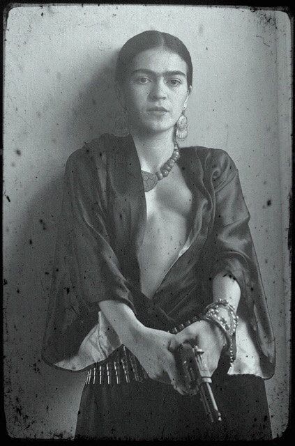 423x640, 54 Kb / Фрида, пистолет, ч/б