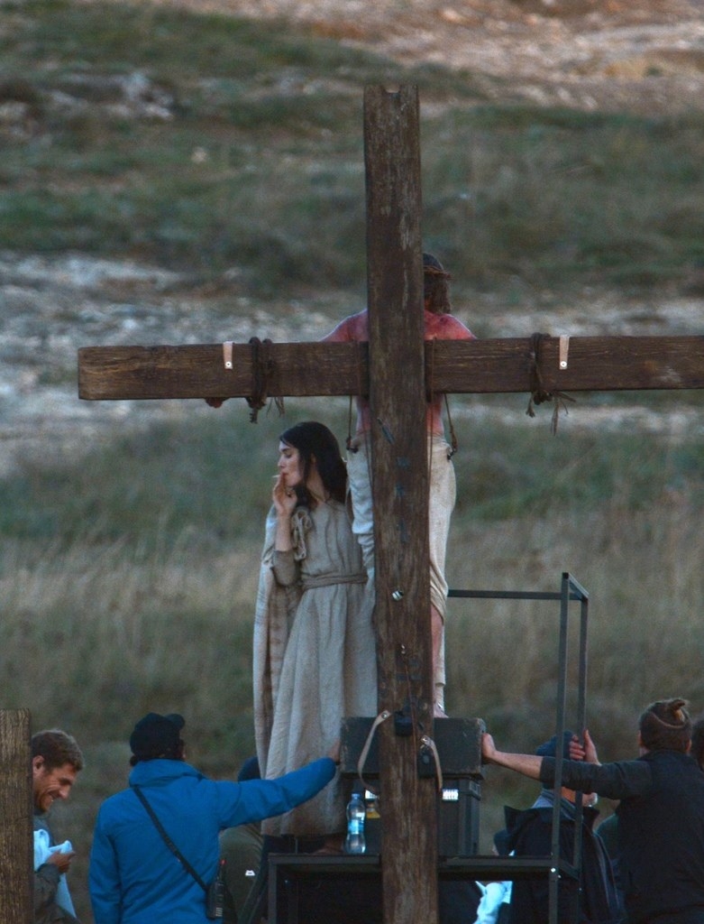 781x1024, 295 Kb / хоакин феникс, руна мара, иисус, мария магдалена, крест, сигарета, съемки