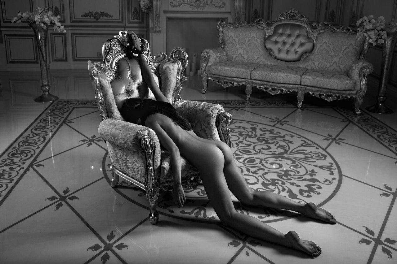 1280x853, 176 Kb / кресло, гламур, ч/б, голая, раком, ноги