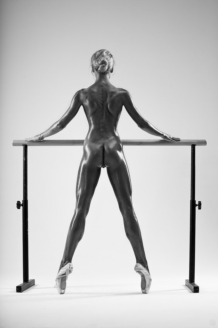 720x1080, 63 Kb / балерина, пуанты, голая, масло, станок, сзади, ч/б