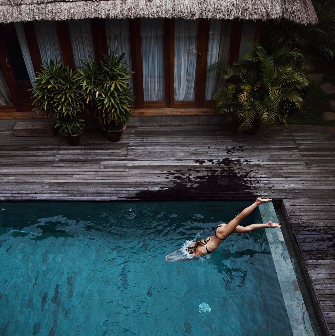 1080x1085, 299 Kb / бассейн, дом, окна, девушка, ныряет, бикини