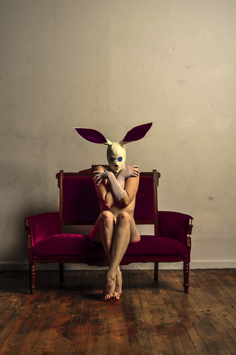 798x1200, 213 Kb / зайка, маска, диван, красный, доски, голая