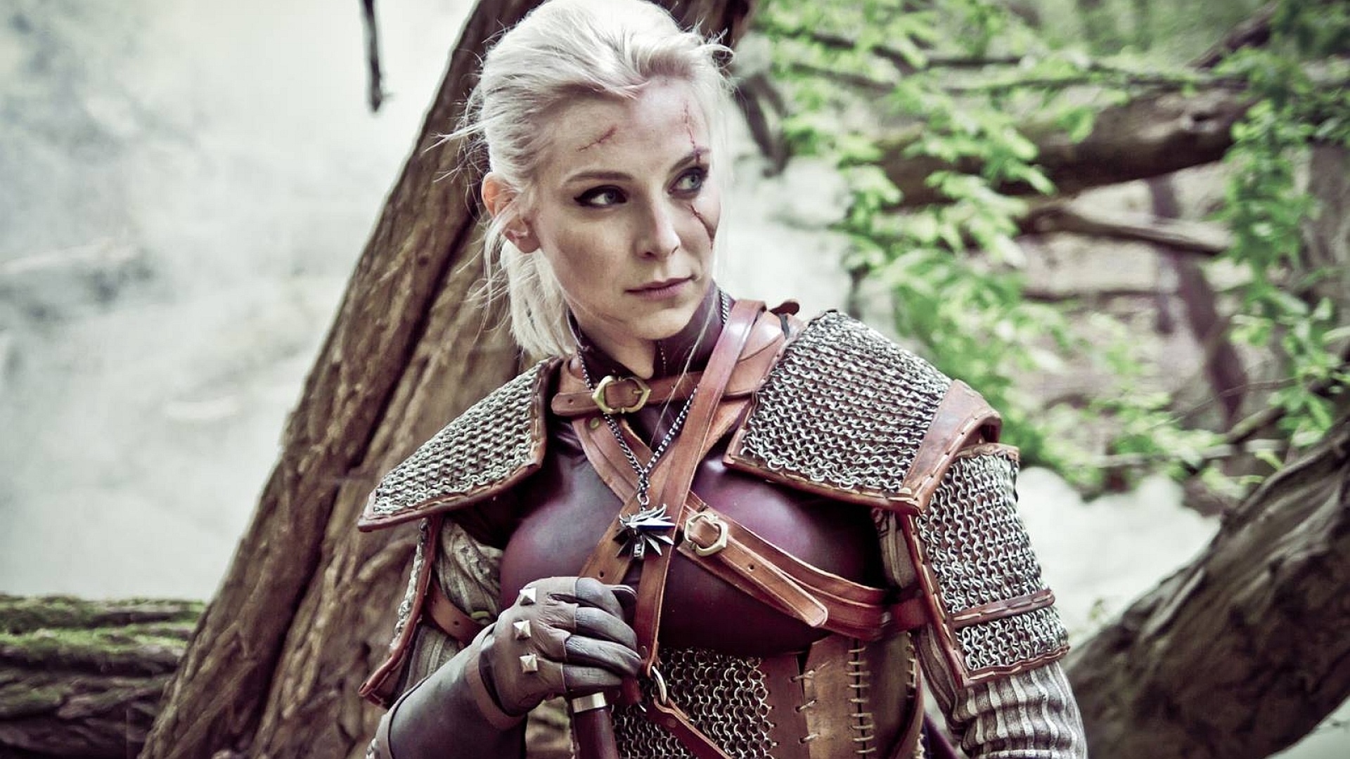 1920x1080, 607 Kb / косплей, Ведьмак, Геральт, доспехи, блондинка, шрам, броня