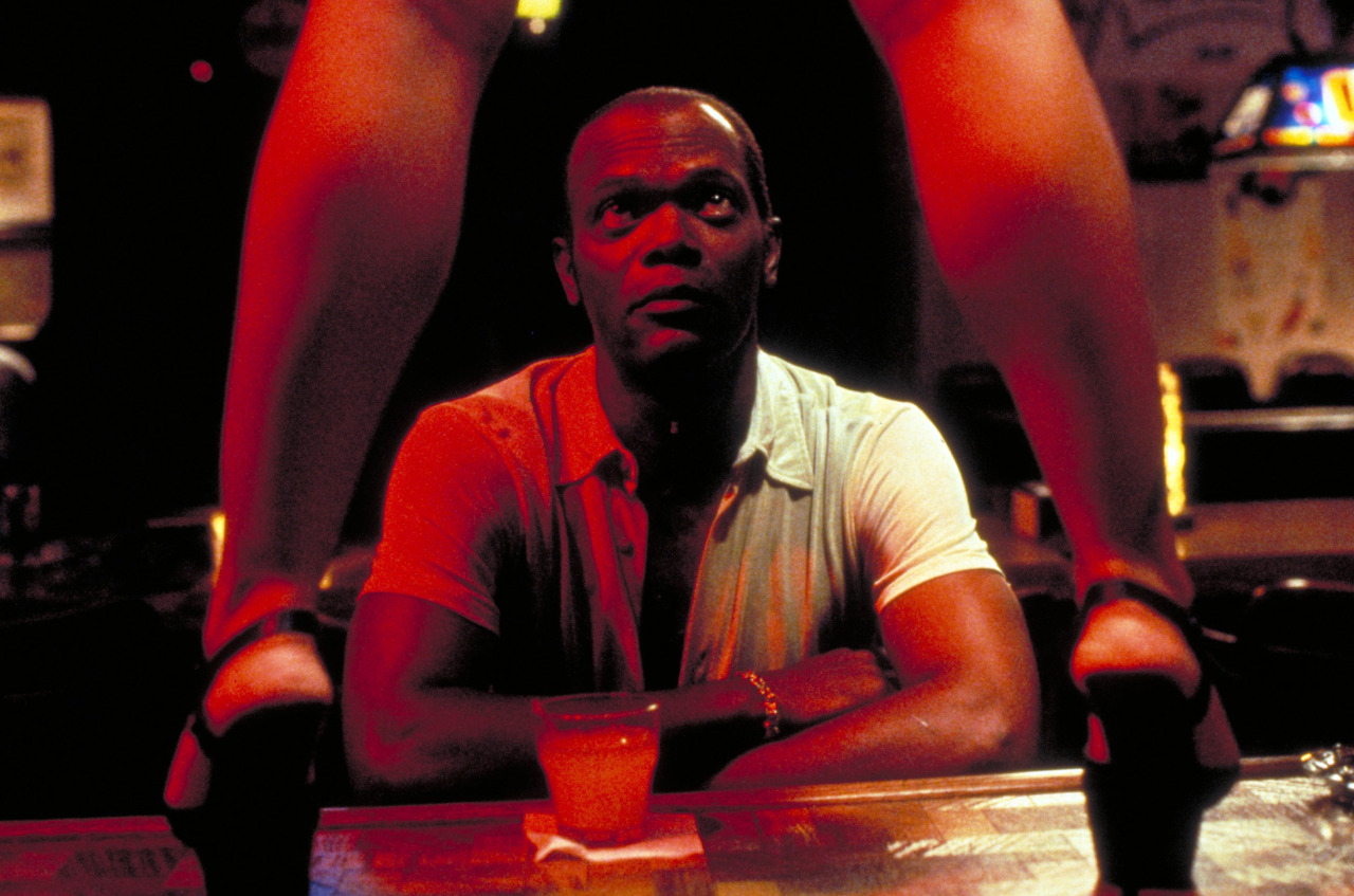 1280x847, 287 Kb / Сэмюэл, Джексон, бар, ноги, клуб, туфли, стакан, браслет