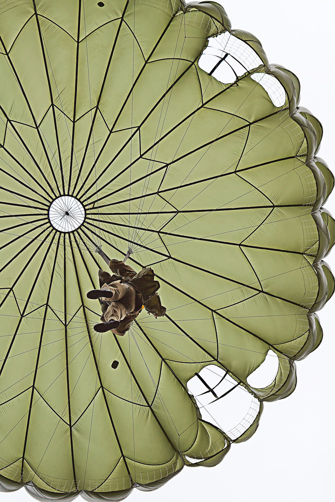 683x1024, 312 Kb / парашютист, снизу