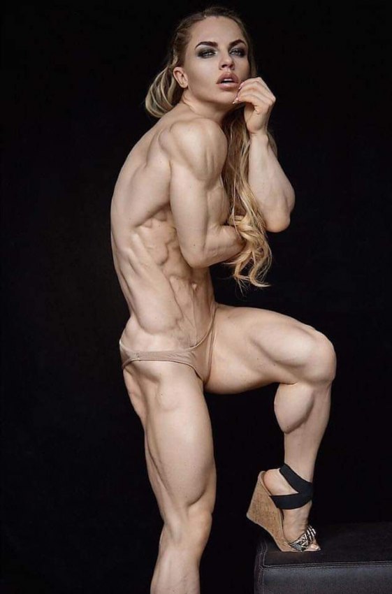 561x850, 49 Kb / девка, бройлер, бодибилдерша, мясце