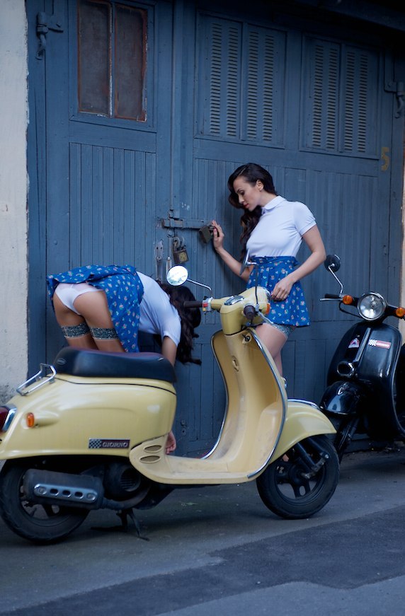 572x871, 96 Kb / чулки, юбка, трусы, дверь, замок, мотороллер, мопед