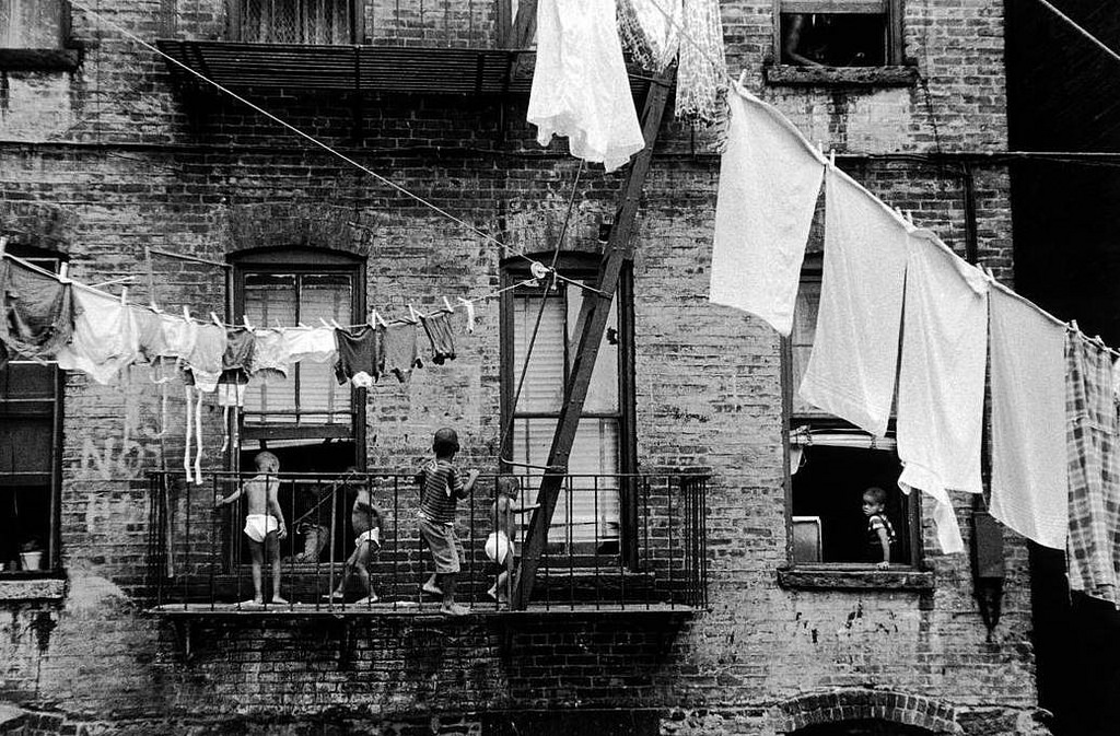 1024x673, 296 Kb / дом, балкон, дети, веревка, белье, кирпичи, Брюс, Дэвидсон