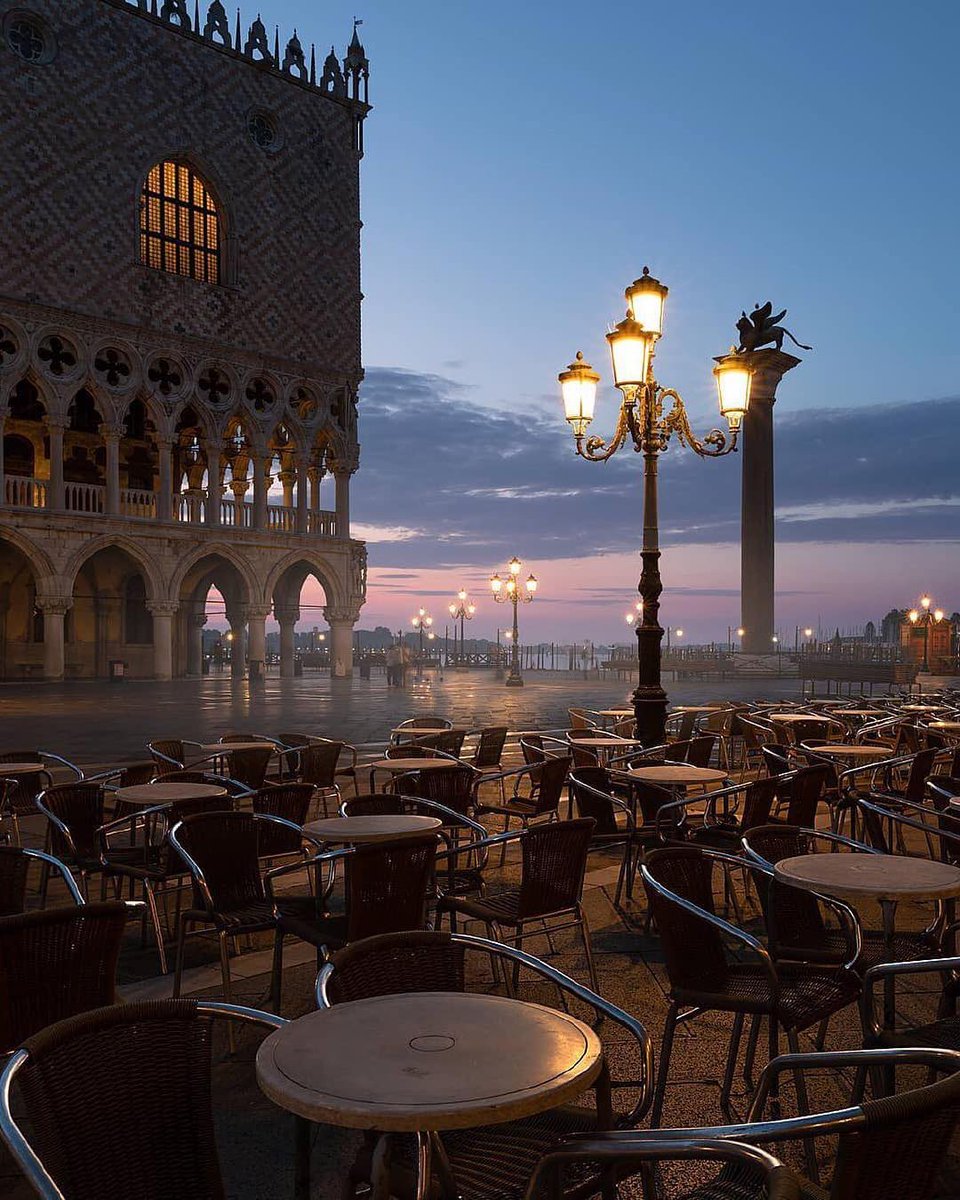 960x1200, 222 Kb / здание, столики, кресла, фонари, небо, утро, Италия