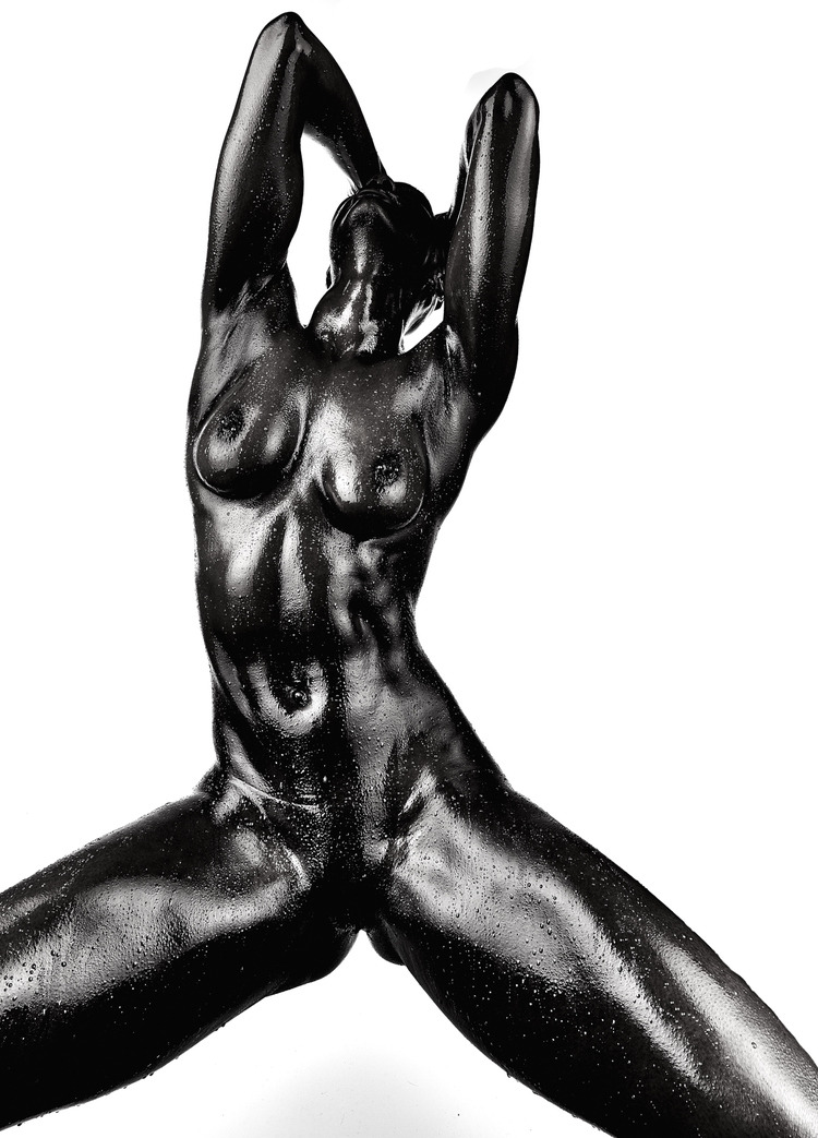 750x1043, 172 Kb / мокрая, блестящая, черная, капли, поза, негритянка, ч/б