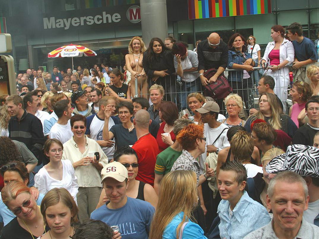 1075x806, 190 Kb / толпа, голая