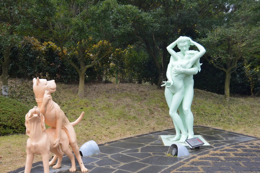 900x599, 197 Kb / скульптура, собаки, люди, секс