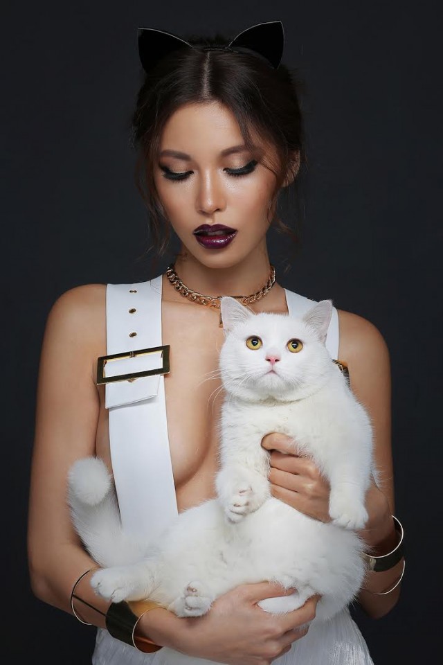 640x960, 77 Kb / азиатка, ушки, кошка, ремни, подтяжки