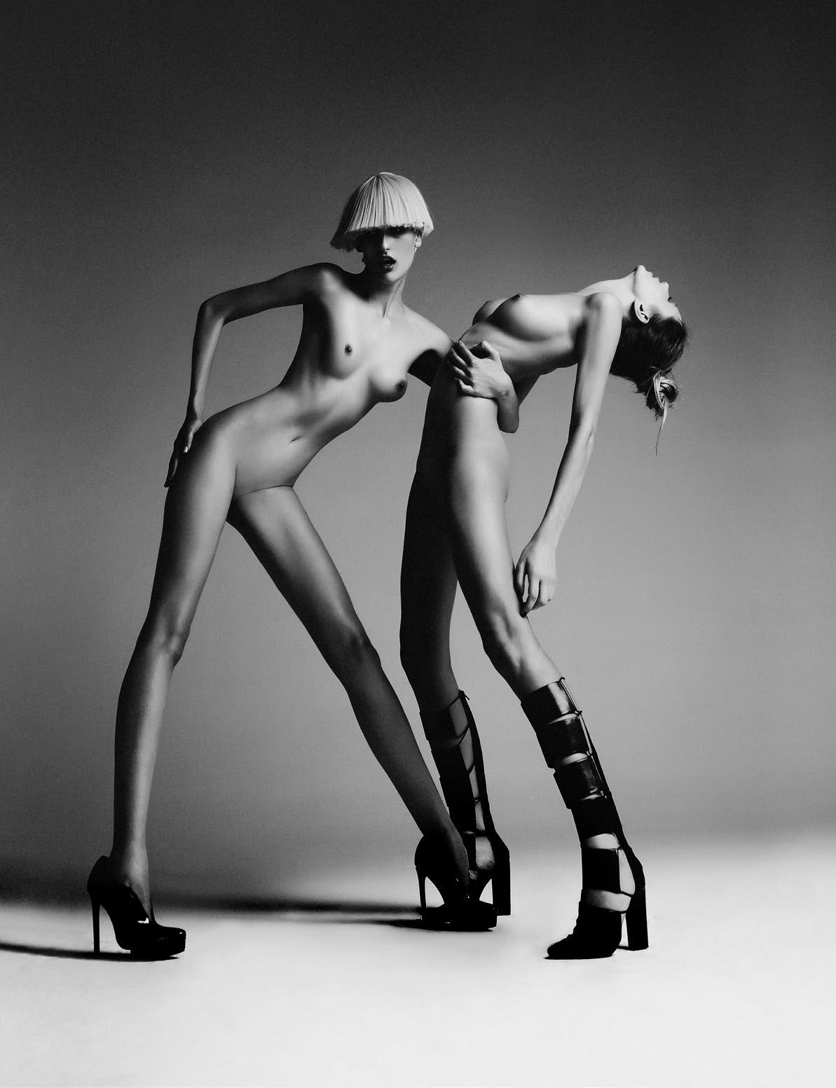 1193x1553, 158 Kb / девушки, каблуки, ч/б, ноги, каре, худые