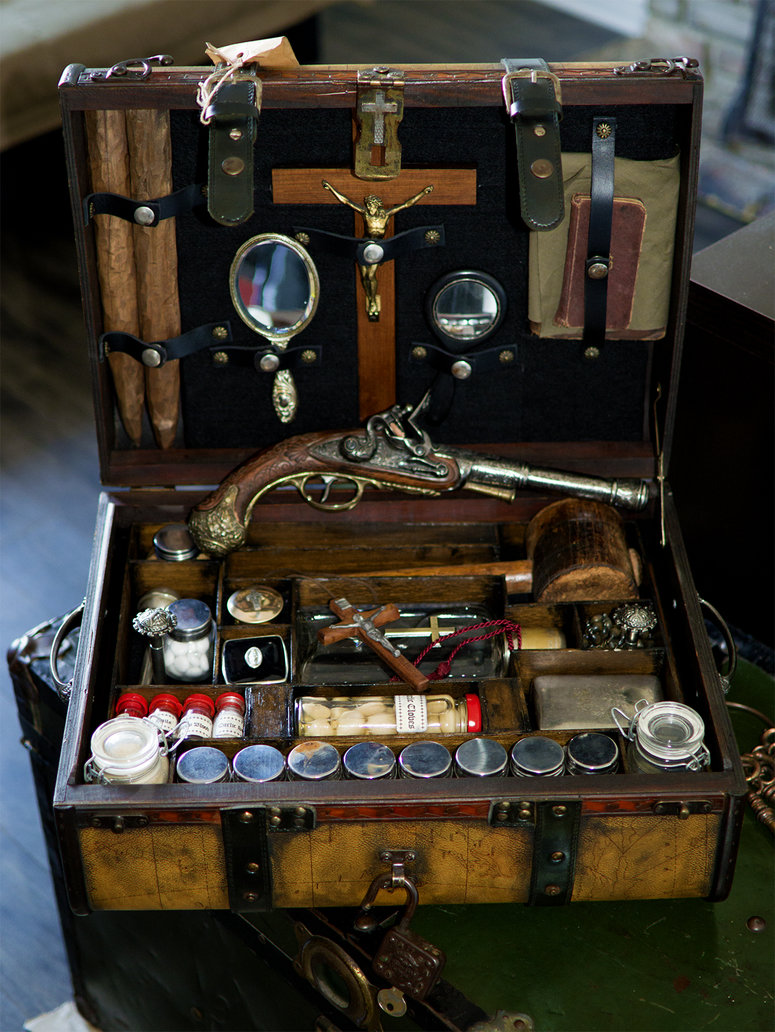 775x1032, 213 Kb / набор, от вампиров, чемодан, кресты, распятие, зеркала, колья, пистолет, бутыльки, библия