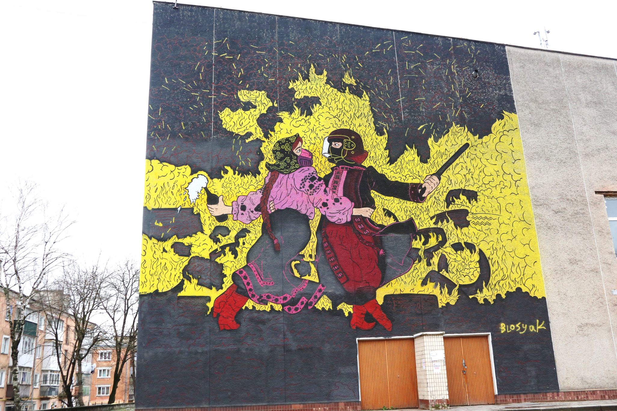 2052x1368, 634 Kb / танец, майдан, коктейль молотова, омон, дубинка, граффити, огонь