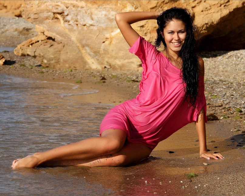 807x646, 128 Kb / вода, песок, мокрая, брюнетка, галька