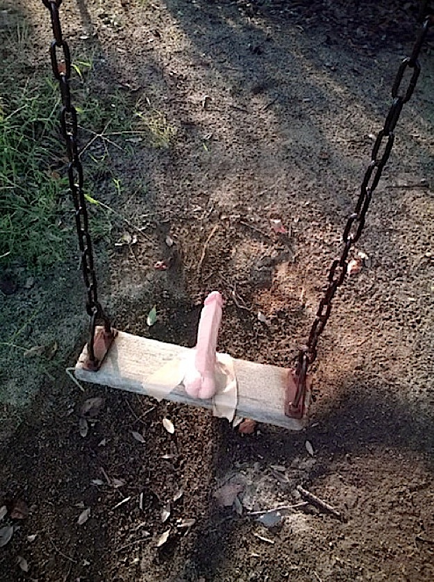 625x838, 299 Kb / качели, дилдо