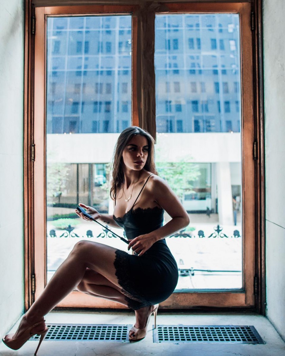 961x1200, 228 Kb / каблук, сорочка, дверной проём