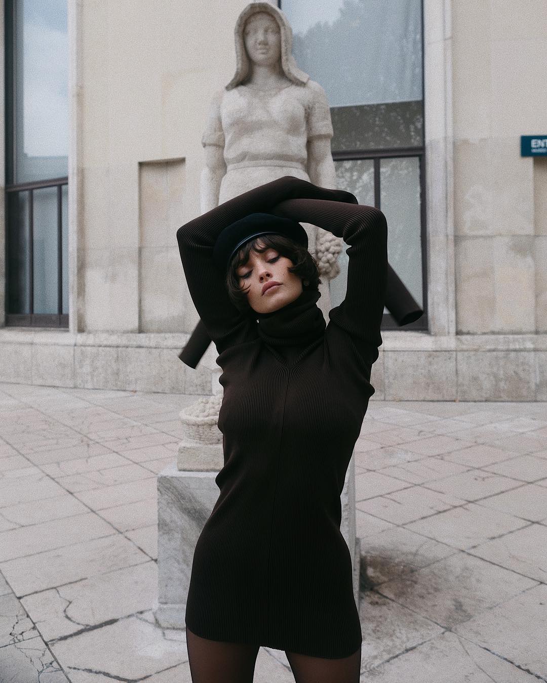 1080x1350, 158 Kb / taylor lashae, статуя, скульптура, чёрное, берет