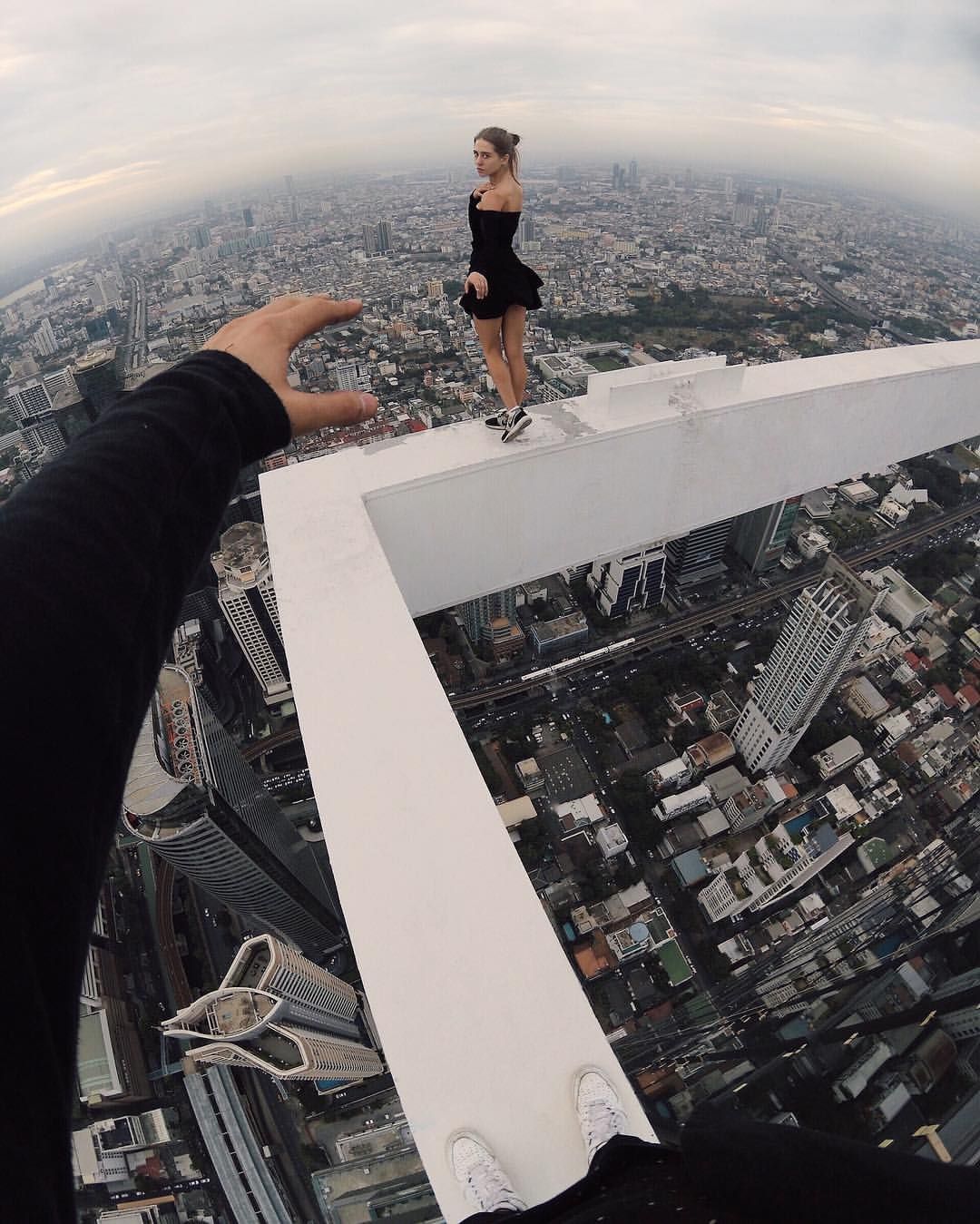 1080x1349, 183 Kb / мужчина, женщина, высота, город, здания, дома